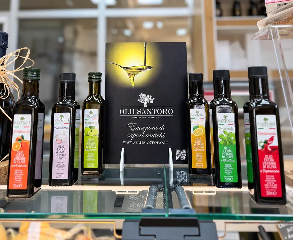 Le bottiglie di olio aromatizzato Olii Santoro sul banco