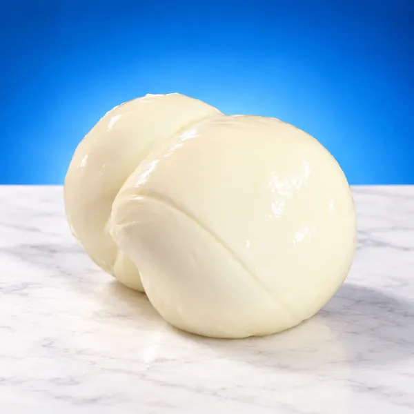 Una mozzarella di bufala del caseificio